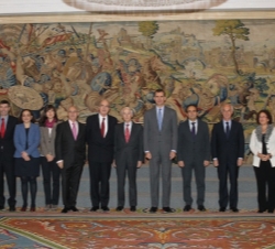 Fotografía de grupo de Su Alteza Real el Príncipe de Asturias con la Junta Rectora de la demarcación de Madrid del Colegio de Ingenieros de Caminos, C